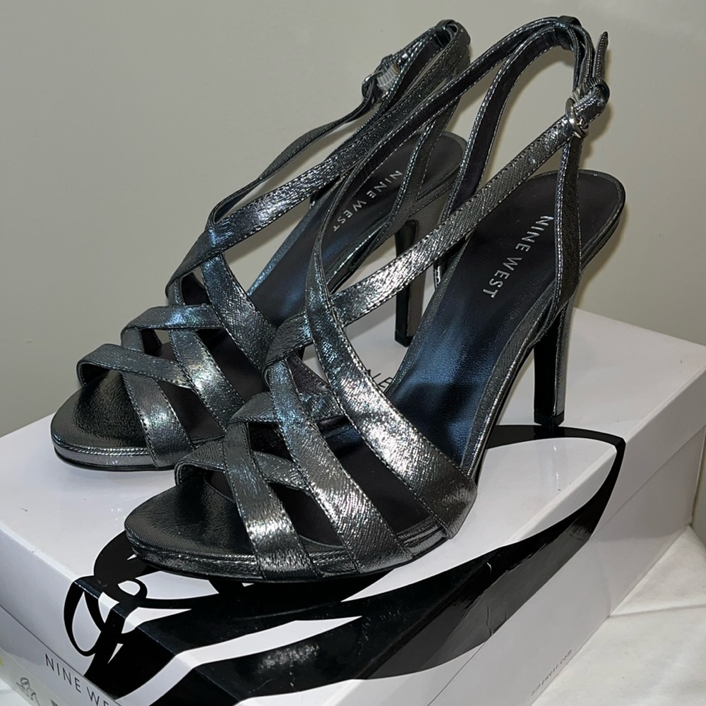 Nine West Mariello Heel in Dark Silver Gray Metallic, Size 6.5